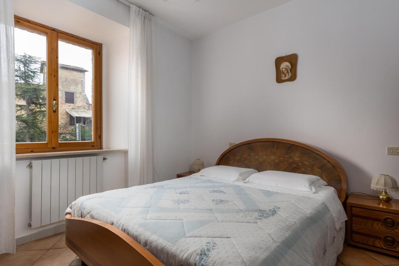 Enchanting Flat With Patio In Abbadia A Isola Monteriggioni Exteriör bild