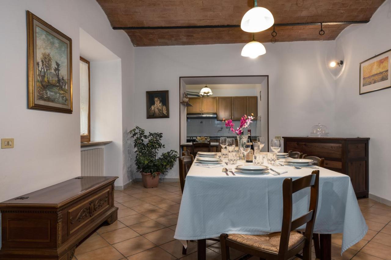 Enchanting Flat With Patio In Abbadia A Isola Monteriggioni Exteriör bild