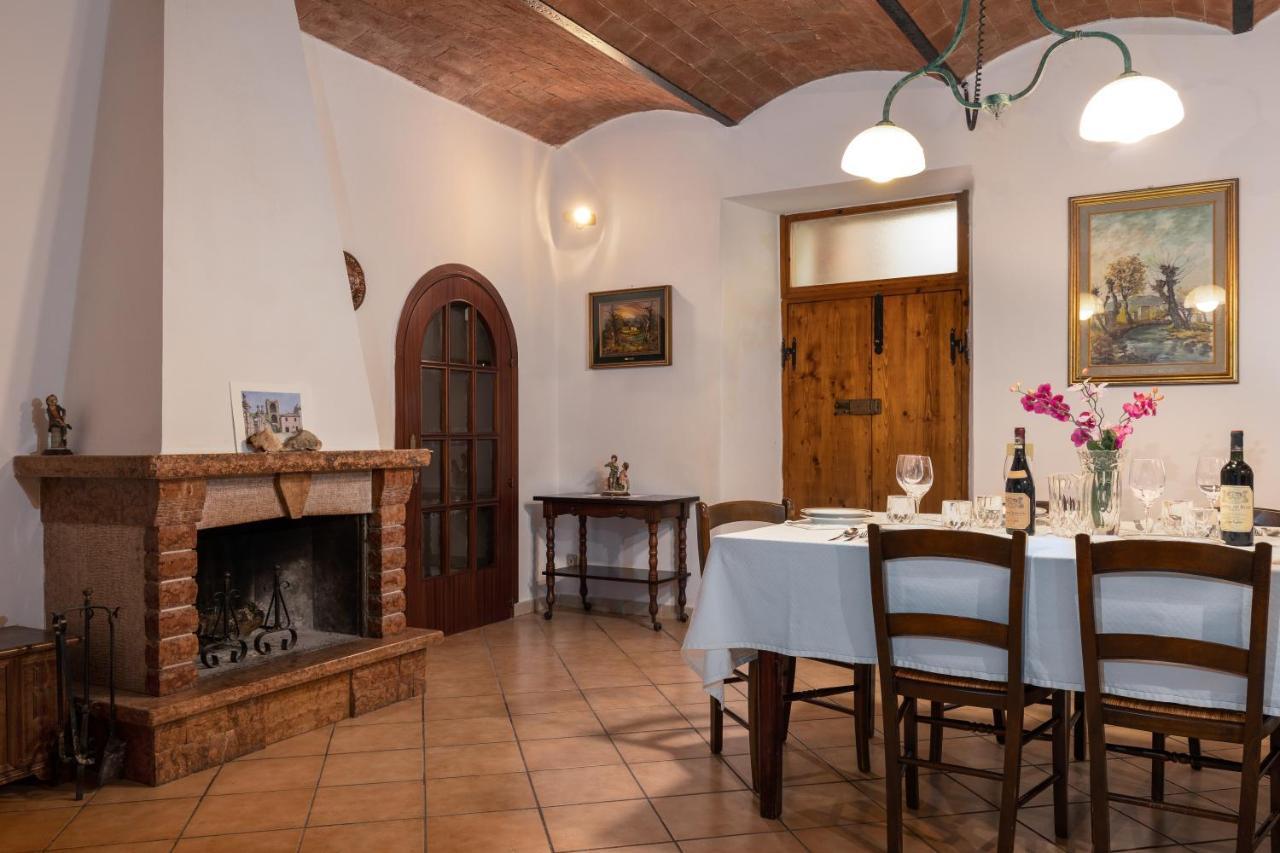 Enchanting Flat With Patio In Abbadia A Isola Monteriggioni Exteriör bild