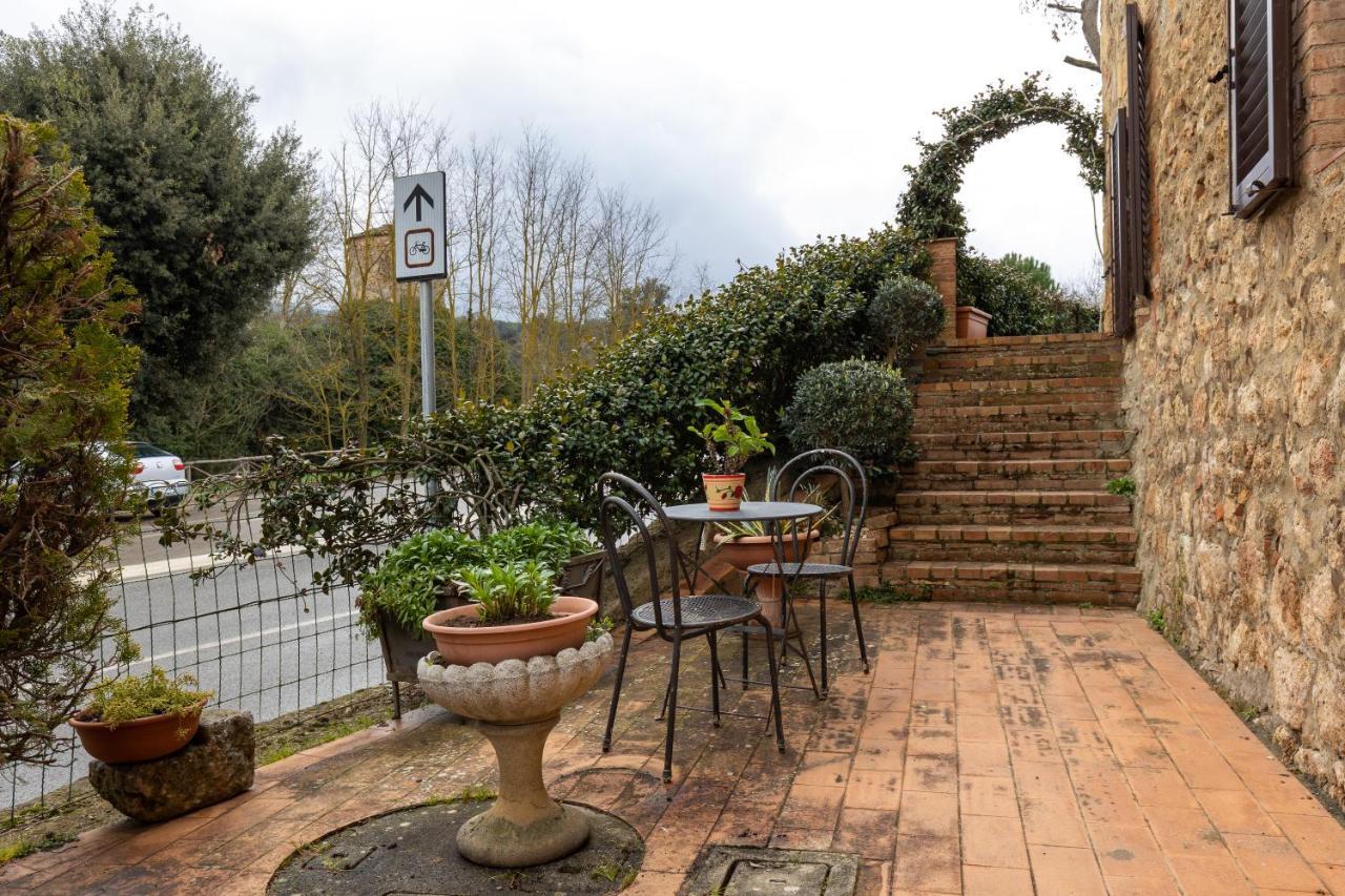 Enchanting Flat With Patio In Abbadia A Isola Monteriggioni Exteriör bild