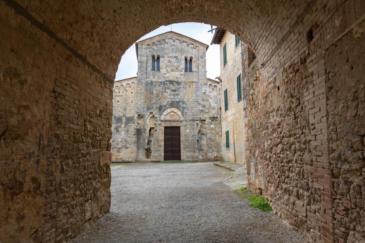 Enchanting Flat With Patio In Abbadia A Isola Monteriggioni Exteriör bild