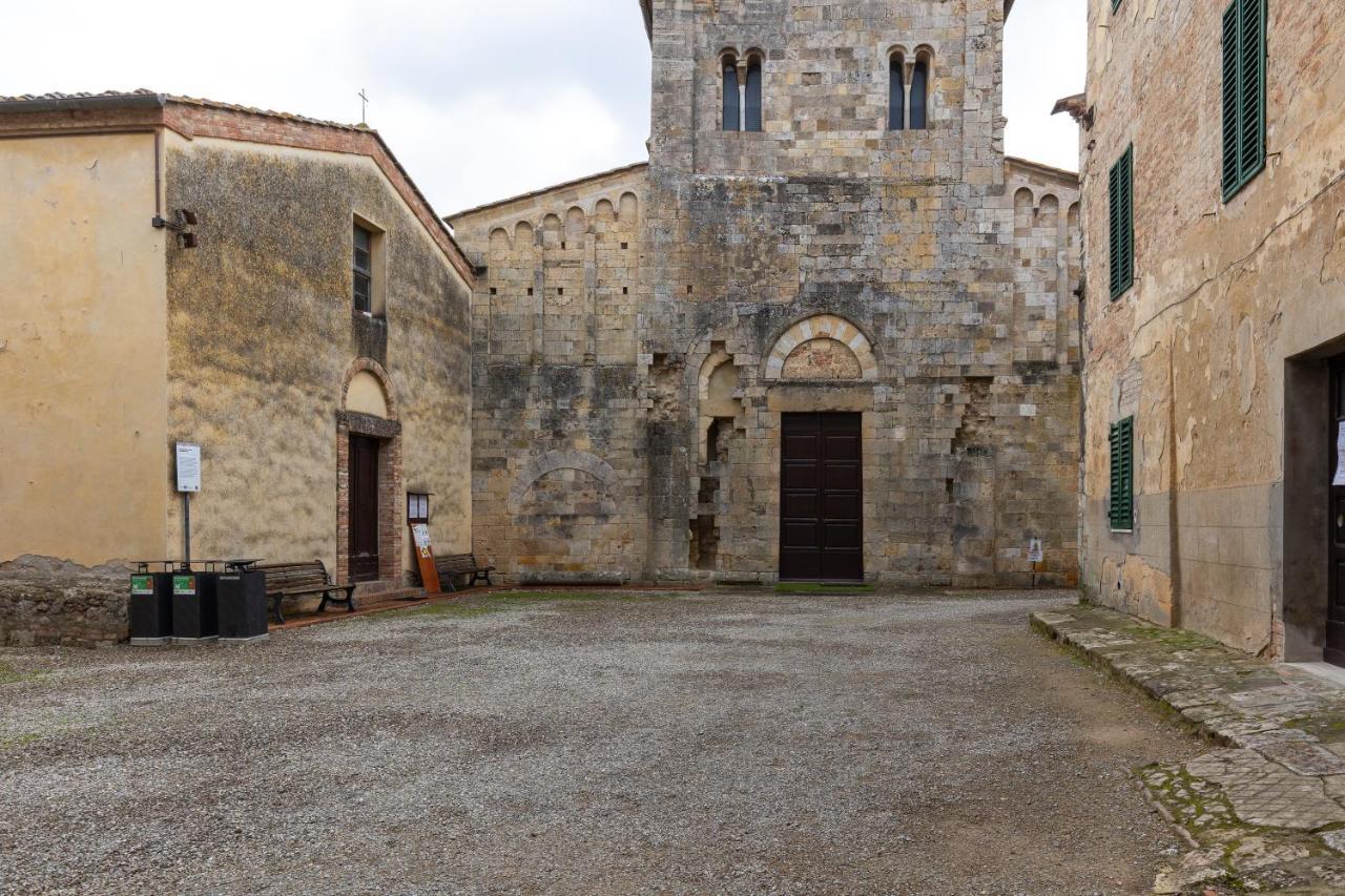 Enchanting Flat With Patio In Abbadia A Isola Monteriggioni Exteriör bild