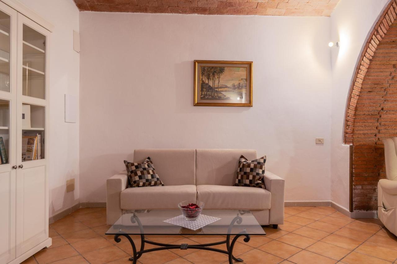 Enchanting Flat With Patio In Abbadia A Isola Monteriggioni Exteriör bild