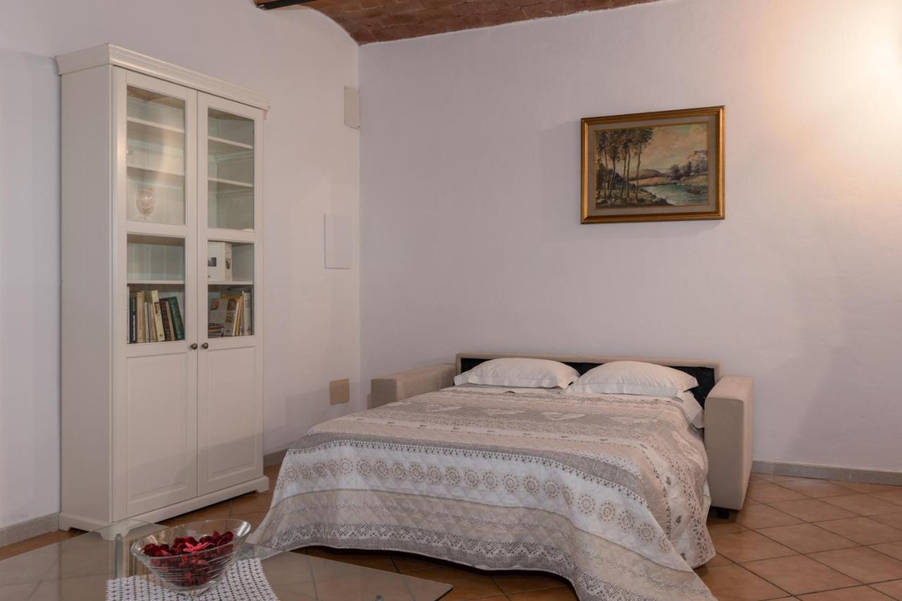 Enchanting Flat With Patio In Abbadia A Isola Monteriggioni Exteriör bild