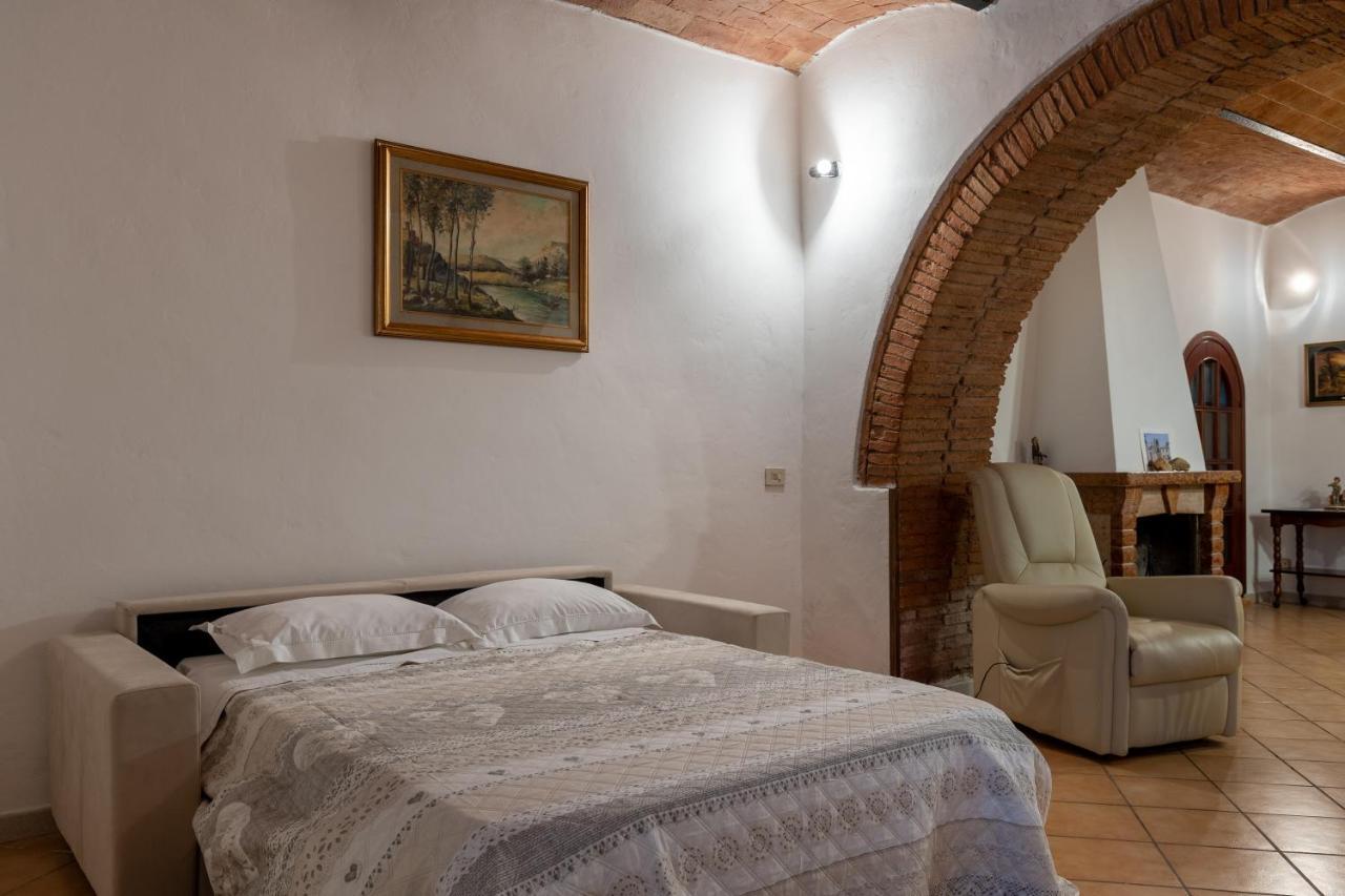 Enchanting Flat With Patio In Abbadia A Isola Monteriggioni Exteriör bild