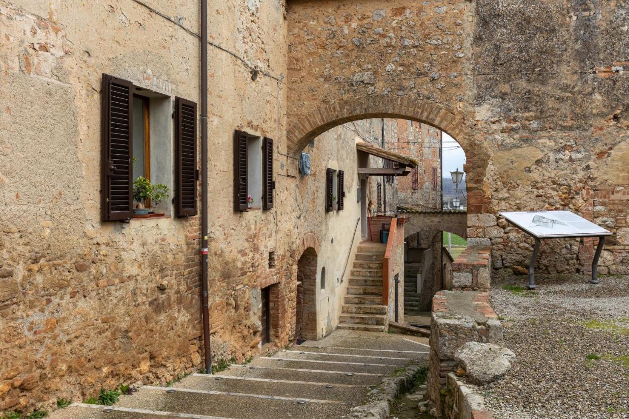 Enchanting Flat With Patio In Abbadia A Isola Monteriggioni Exteriör bild
